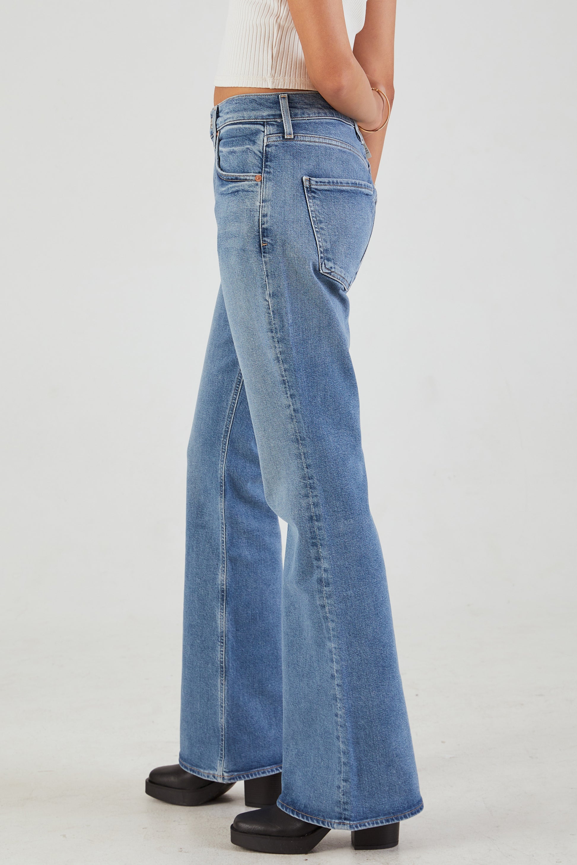 CITIZENS OF HUMANITY Isola Flare 32" Jean in Pegasus