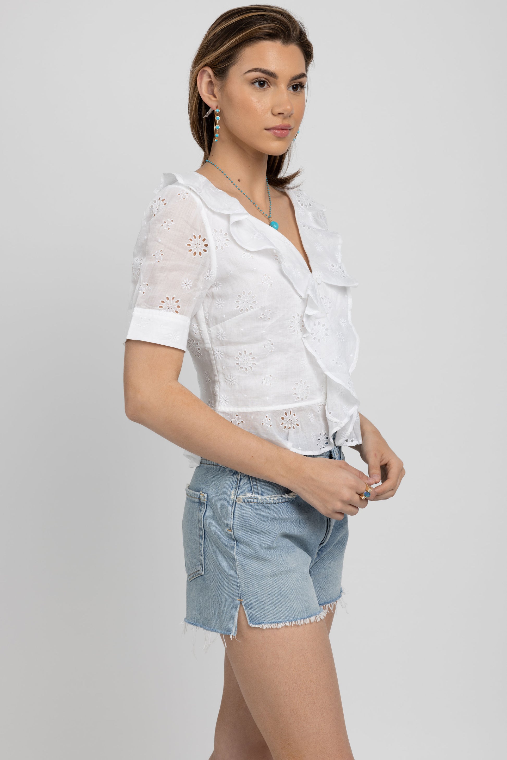 FRAME Ruffle Front Short Sleeve Top in Blanc