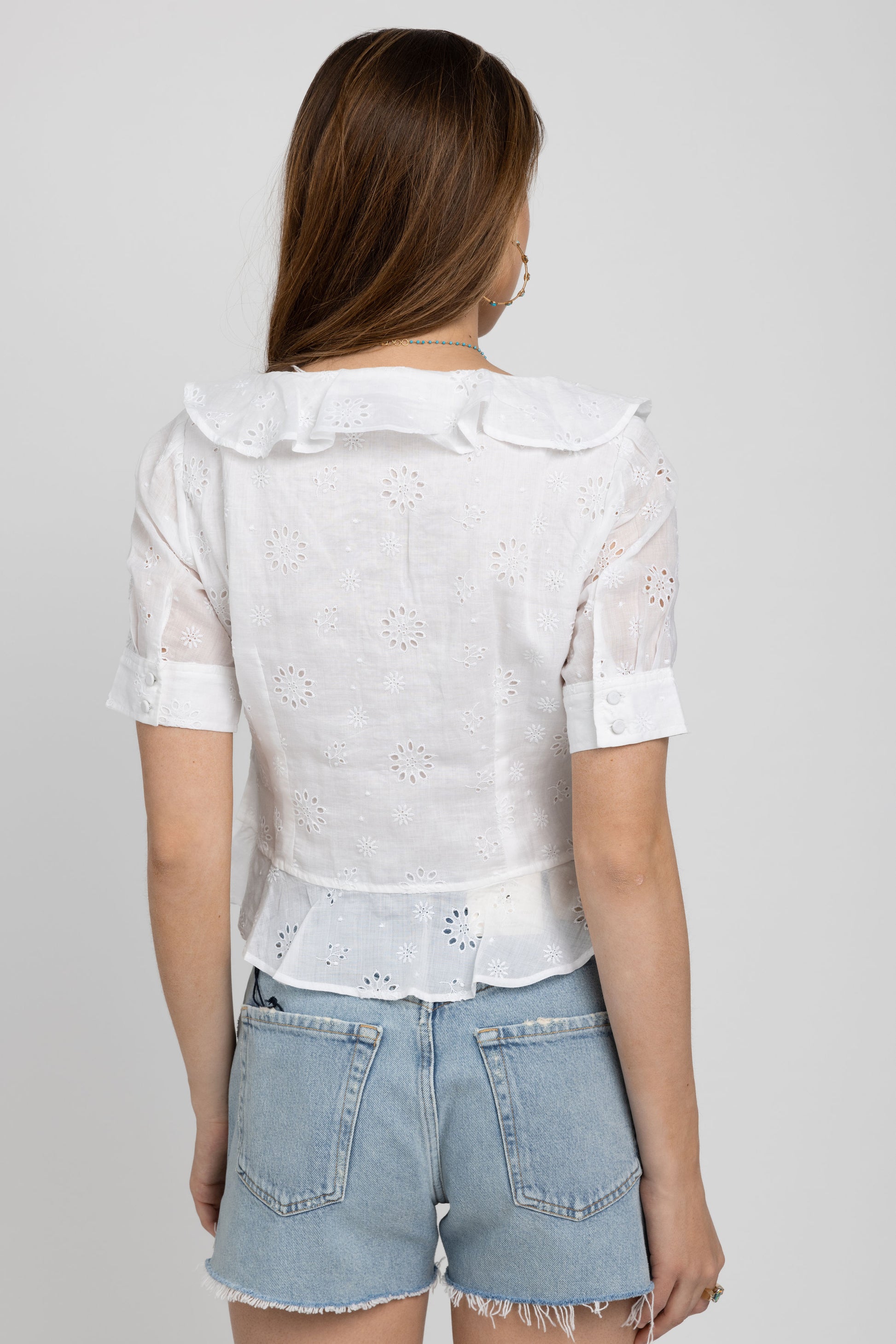 FRAME Ruffle Front Short Sleeve Top in Blanc