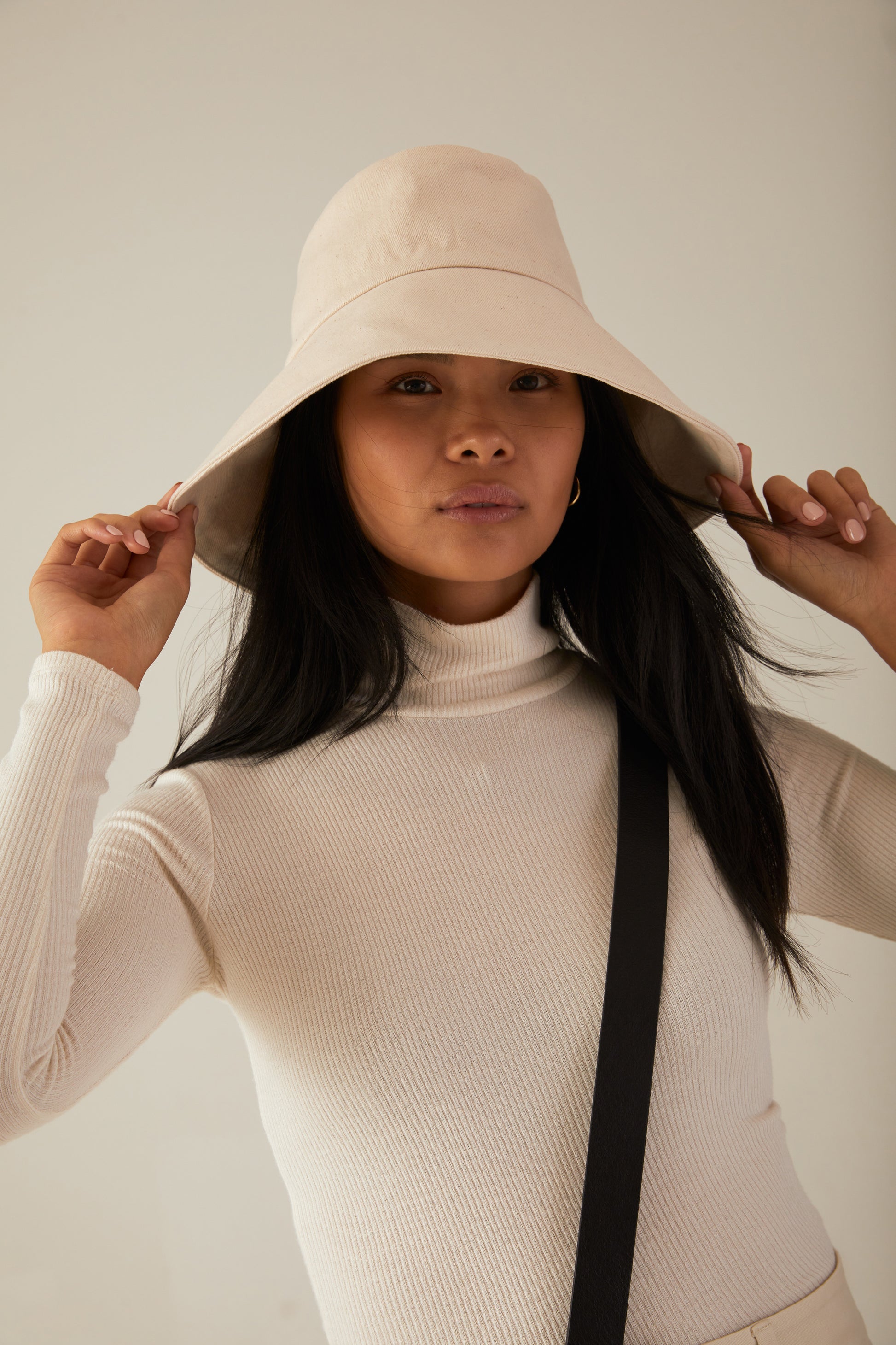 JANESSA LEONÉ Walker Bucket Hat in Off White