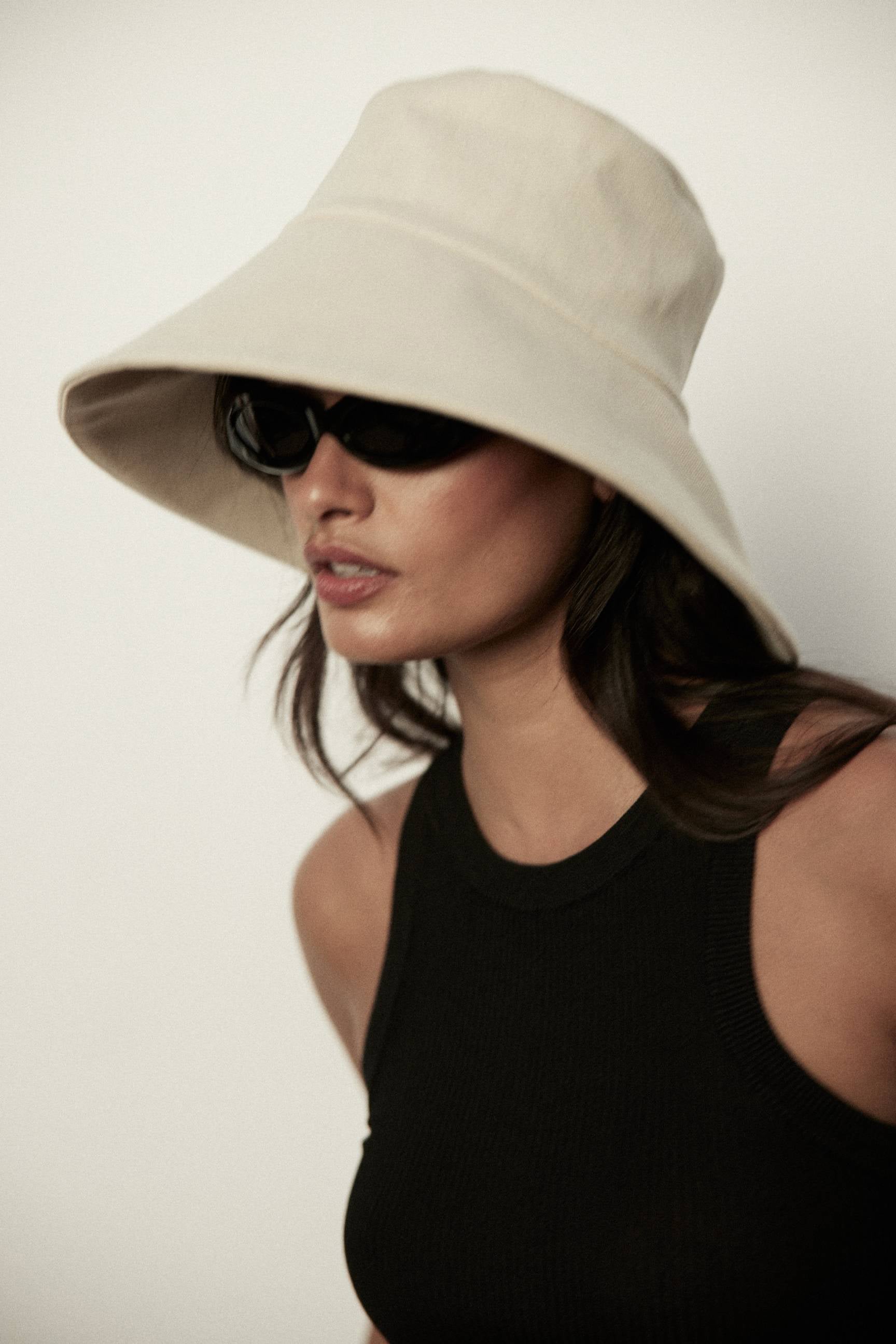 JANESSA LEONÉ Walker Bucket Hat in Off White