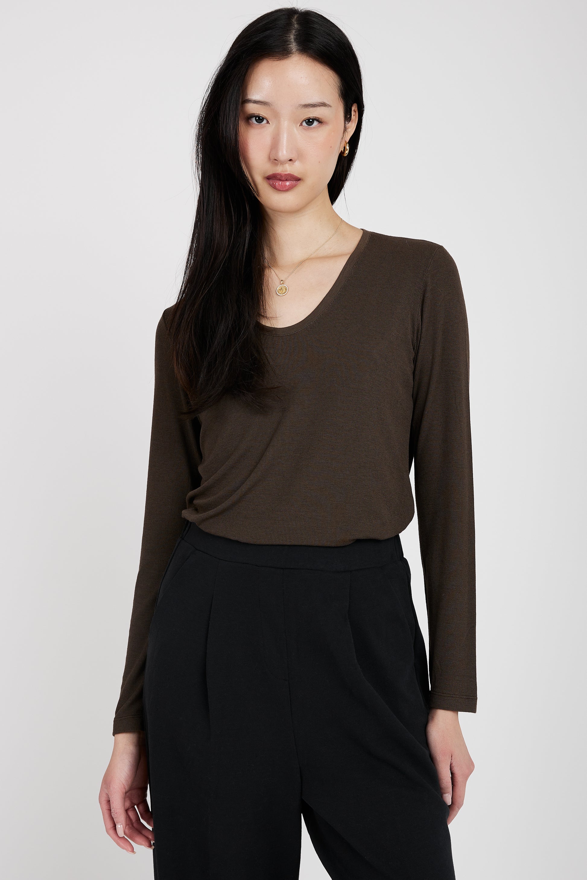 TRANSIT Long Sleeve V-Neck Top in Chocolate