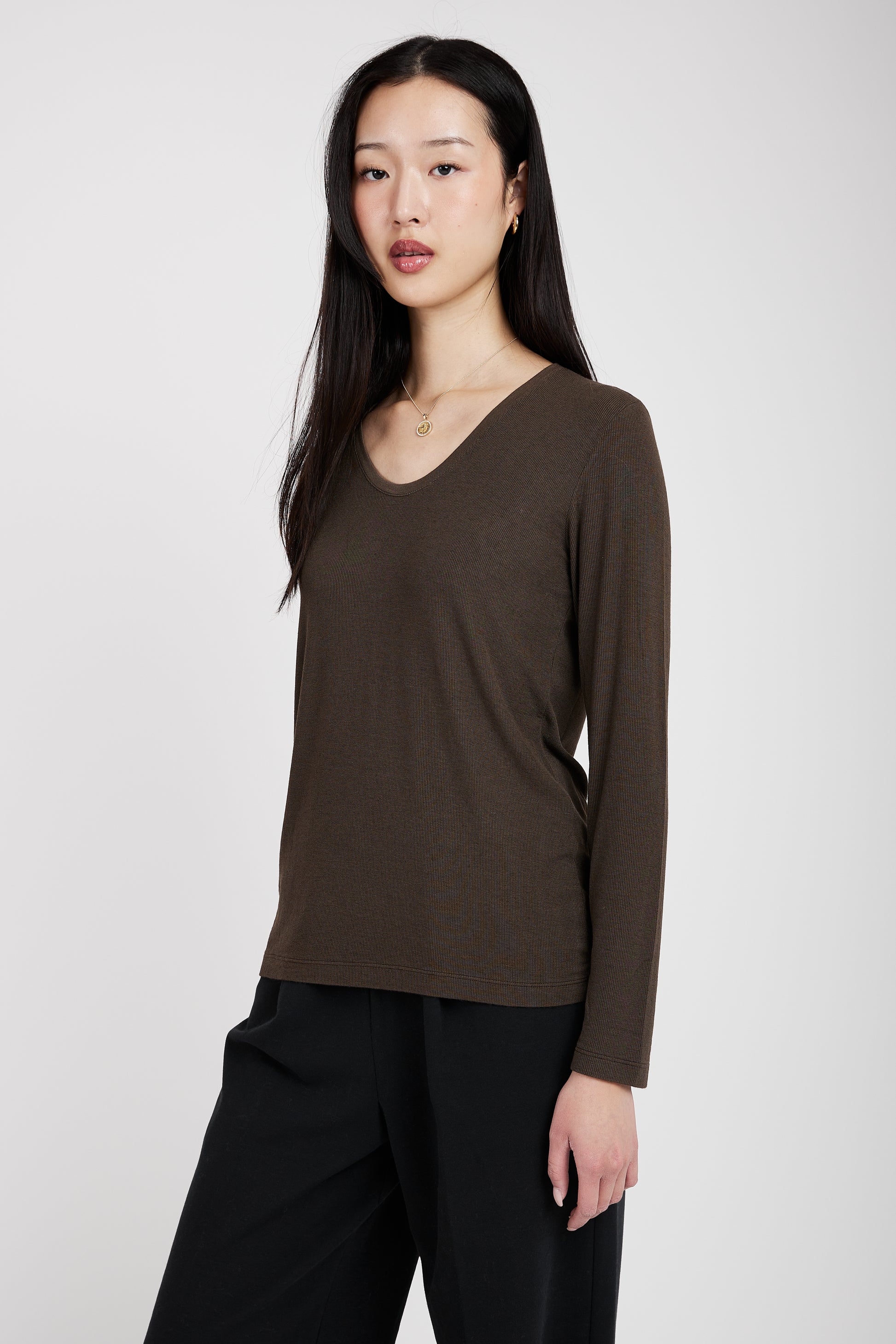 TRANSIT Long Sleeve V-Neck Top in Chocolate