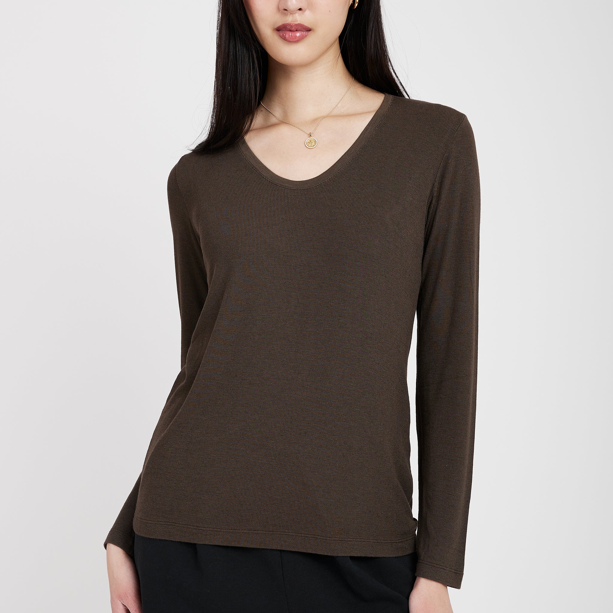 TRANSIT Long Sleeve V-Neck Top in Chocolate
