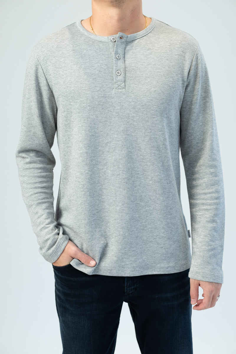 FRAME Long Sleeve Henley Shirt in Gris