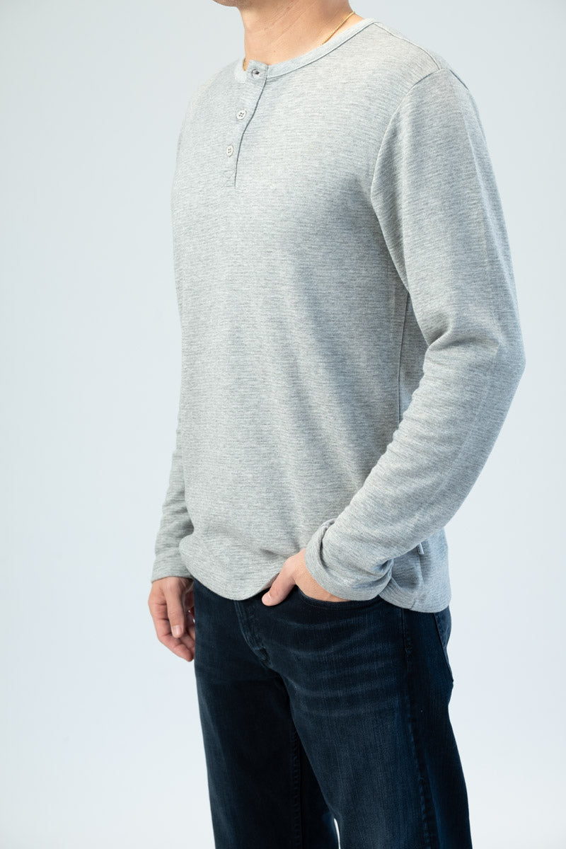 FRAME Long Sleeve Henley Shirt in Gris