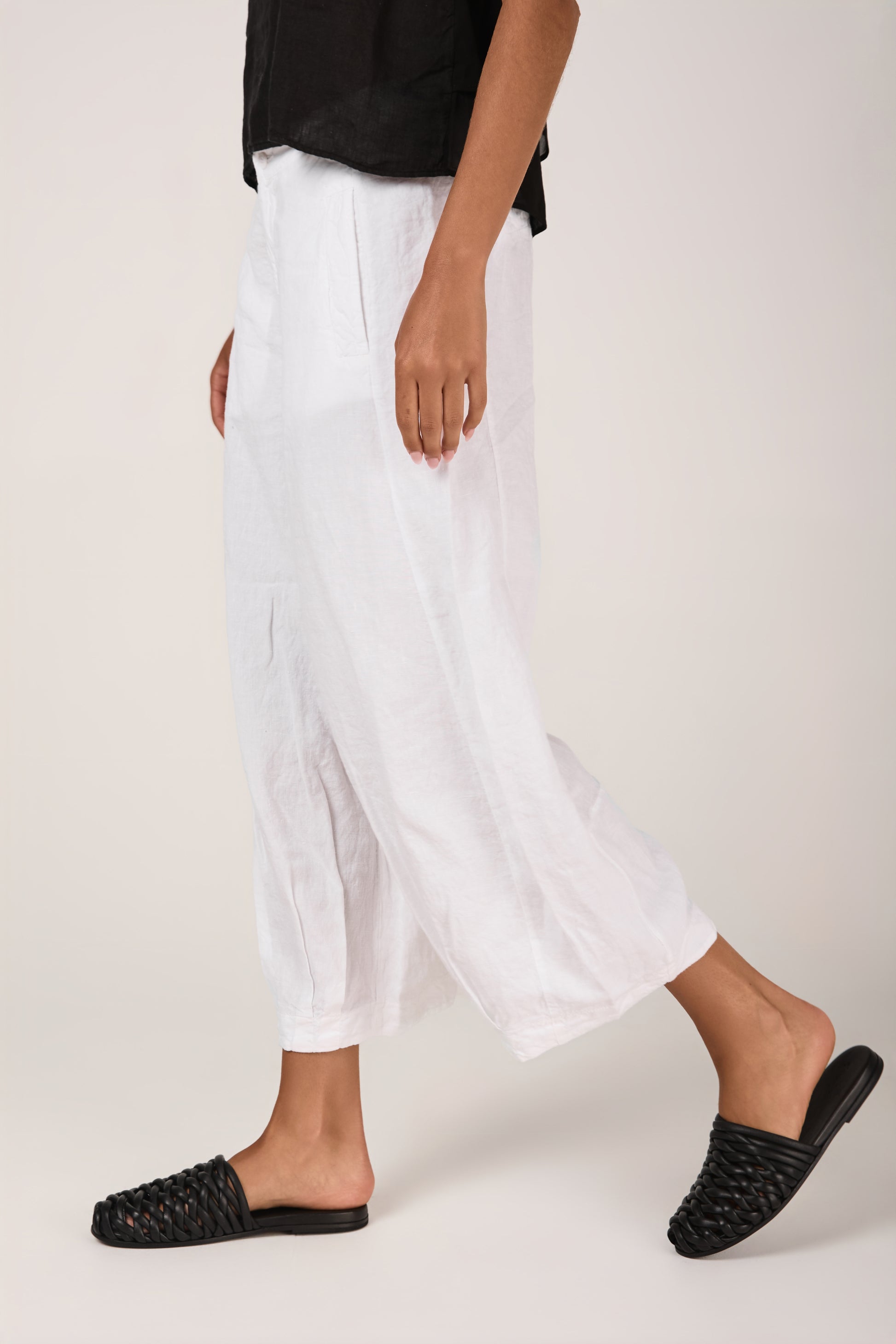 TRANSIT Linen Cropped Bombé Trouser in White